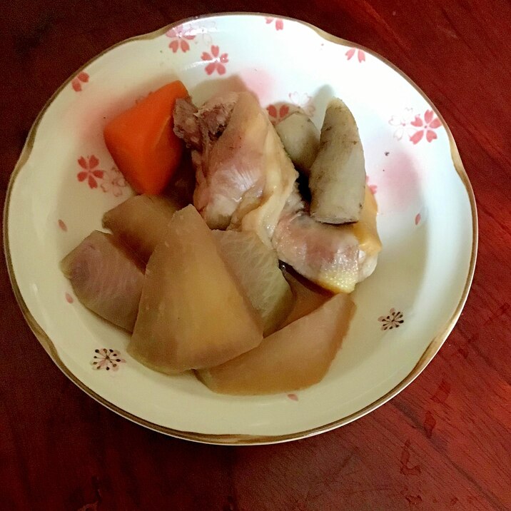 鳥のぶつ切りとタケノコと根菜の煮物。